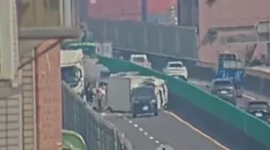 有網友在社群平台公布影片指出，台88線快速道路往市區方向今（20）日驚傳翻車事故。(圖/交通部公路局）