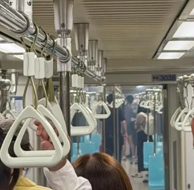 密閉車廂內突然出現濃煙。(圖/threads@yuhan_.319授權提供)