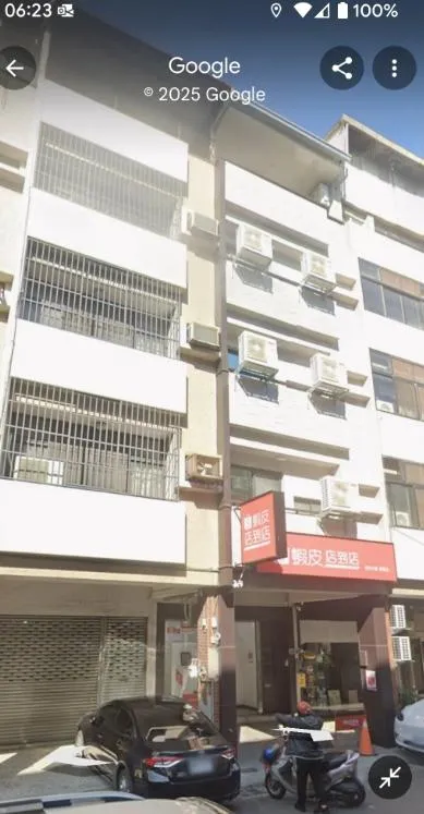 網友找出google街景地圖發現，疑似同輛車以前就曾停在騎樓上。（圖／翻攝自Threads）