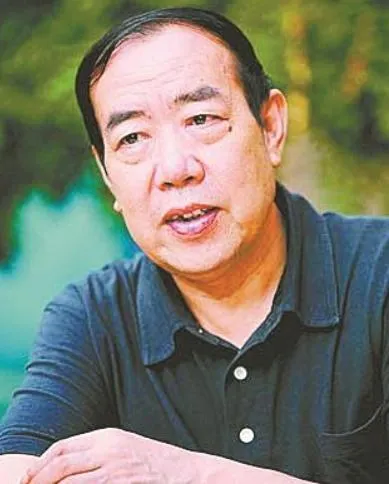 賈淺淺的父親、知名作家賈平凹。(圖/翻攝《中青在線》)