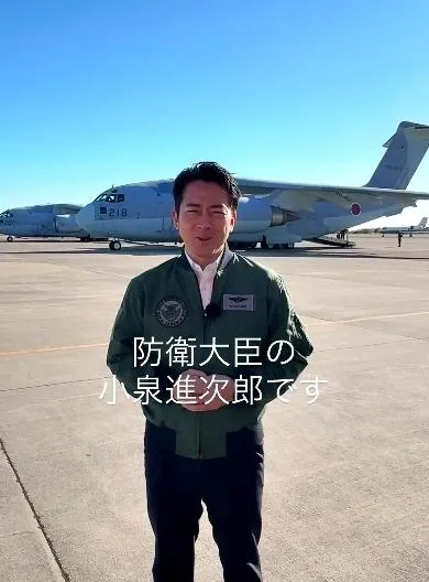 日本防衛大臣小泉進次郎22日首訪沖繩縣自衛隊基地。（圖／翻攝X「防衛省・自衛隊」）