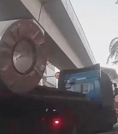 肇事的聯結車。（圖／翻攝「爆料公社公開版」）