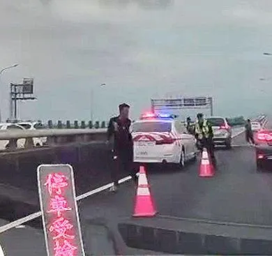 警方狂追逃逸移工畫面。(圖/翻攝wen705的Threads,經授權使用)