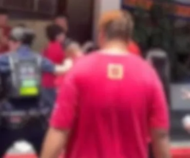 台北市大同區7日中午發生一起廟會遶境推擠衝突事件。(圖/翻攝自臉書宗教芭樂事)