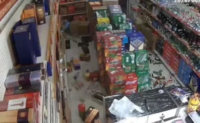 地震發生後，超市商品散落一地。（圖／翻攝微博）
