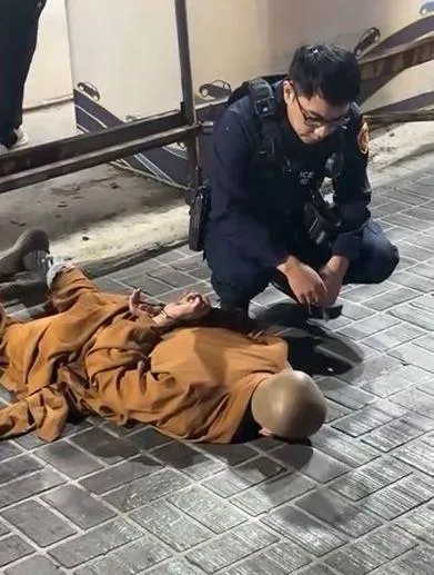 該名頭上沒有戒疤的「出家人」造型男子,被警方過肩摔壓制上銬。(圖/中天新聞)