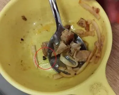 孩子吃鐵板麵時，咬到硬硬的東西，吐出來一看是發黑螺絲。（圖／翻攝自爆料公社）