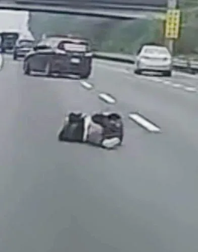 王男滾出車外畫面。(圖/記者爆料網)