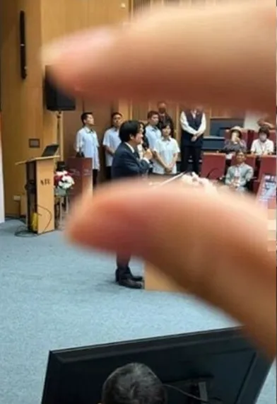 王姓交換生借位手捏總統賴清德的圖片，引發爭議。（圖／翻攝抖音）