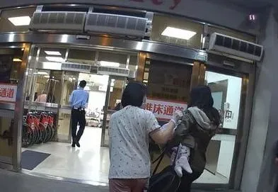 女童在警方協助開道下迅速送往醫院治療。(圖/翻攝畫面)