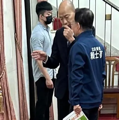 民進黨立院黨團書記長陳培瑜今（22日）透露，立法院長韓國瑜昨天找藍委賴士葆、林思銘與財政部長莊翠雲、行政院秘書長張惇涵針對政院版財劃法交換意見。（翻攝於陳培瑜臉書）