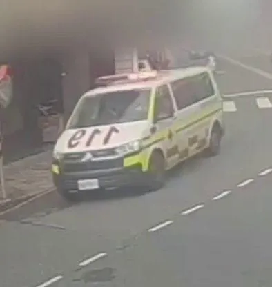 救護車緊急將男嬰送醫。(圖/警方提供)