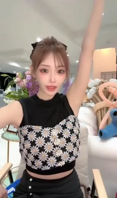 明日花綺羅透露周鶴年曾向她告白自己是粉絲。（圖／翻攝TikTok asuka.kirara）