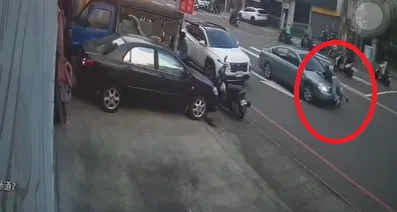 台中邱姓婦人被詐騙，女兒肉身趴引擎蓋攔阻車手。（圖／翻攝畫面）