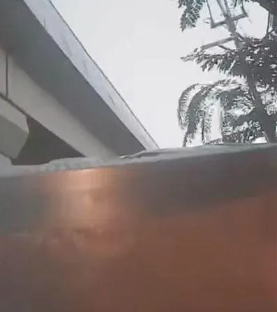 5噸重的鋼捲從聯結車上掉落，就只差1步距離騎士就會被「當街埋葬」。（圖／翻攝「爆料公社公開版」）