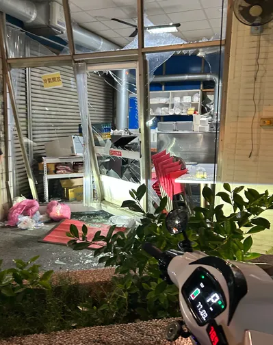 早餐店的門以及物品被撞得凌亂不堪。（圖／警方提供）