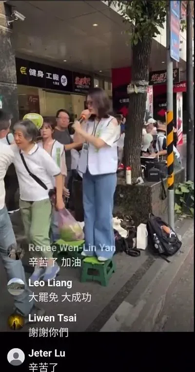 另有網友發布老婦被平頭青年用力拉扯到旁邊的影片片段。(圖/取自網友Threads發布影片)