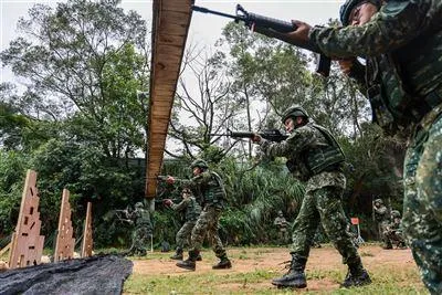 召員以躍進方式前推至射擊線,展現其精實訓練成果。(圖/青年日報)