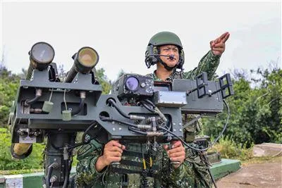 澎防部野戰防空連官兵完成刺針飛彈目標鎖定。（圖／青年日報）