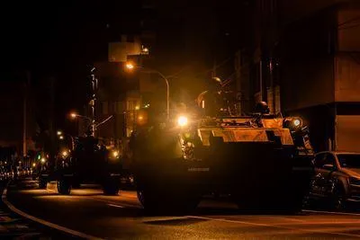 花防部機步營於深夜行駛數輛甲車疾馳而過。（圖／青年日報）