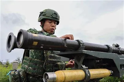 澎防部官兵於受令後迅速完成彈藥檢查與掛載。（圖／青年日報）
