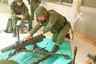 206旅砲兵營教育召集訓練實施專長複訓，加強50機槍操作訓練。（圖／青年日報）
