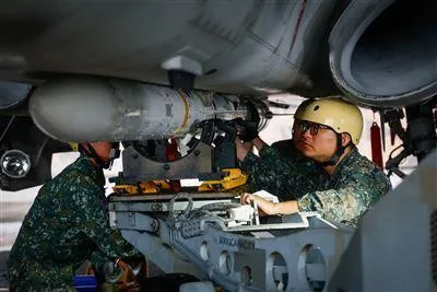 第3聯隊官兵縝密進行天劍二型飛彈裝掛,展現後勤專業效能。(圖/青年日報)