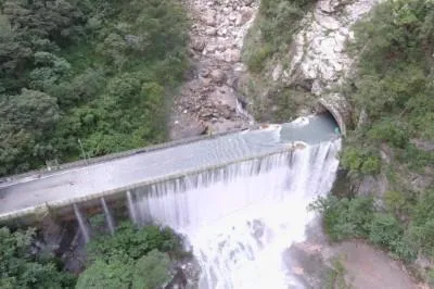 花蓮太魯閣燕子口堰塞湖沿台8線魯丹橋回流到立霧溪。（圖／林保署花蓮分署提供）