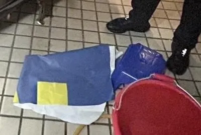 警方找到被割下的宣傳布條。（圖／翻攝畫面）