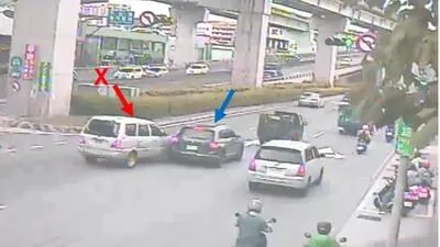 新北曾有小貨車變換車道撞上機車，駕駛雖稱有打方向燈，最後仍因過失傷害判刑3月。（圖／新北市政府）