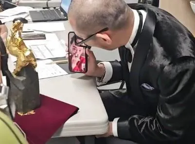 金馬執委會公開後台影片,范冰冰與導演張吉安視訊,范冰冰捏著鼻子哭。(圖/翻攝自Threads/@goldenhorsefilmfestival)