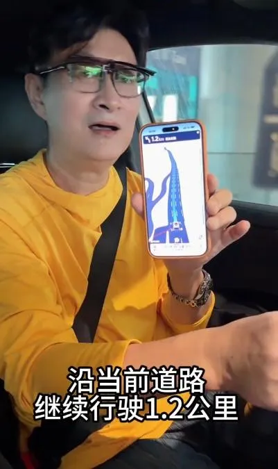 黃安一手握方向盤開車，一手拿手機聽導航。（圖／翻攝自黃安抖音）
