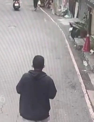 趙男跟蹤正妹畫面。(圖/警方提供)