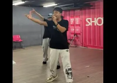 張峰奇挑戰郭富城經典金曲〈對你愛不完〉舞蹈。（圖／翻攝張峰奇　臉書）