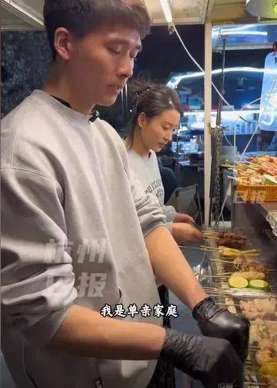 游男的女友（右）下班後給男友幫忙。（圖／翻攝自微博）