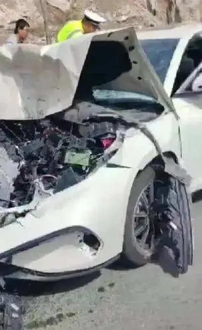 男友開車恍神衝進對向車道釀車禍。（圖／翻攝大河報）