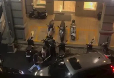 林男不滿翁女未禮讓,竟持鋁製球棒下車揮舞作勢攻擊並推擠辱罵。(圖/網友wxh.oct.28授權提供)