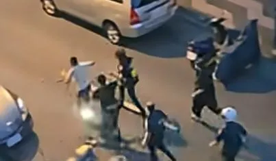 警方包抄圍堵嫌犯。（圖／中天新聞）