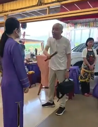 命理專家陳明業（右2）到聚善堂「踢館」時，宣稱持塑膠棒是要自保，卻也因此遭廟方提出諸多告訴。（圖／中天新聞）