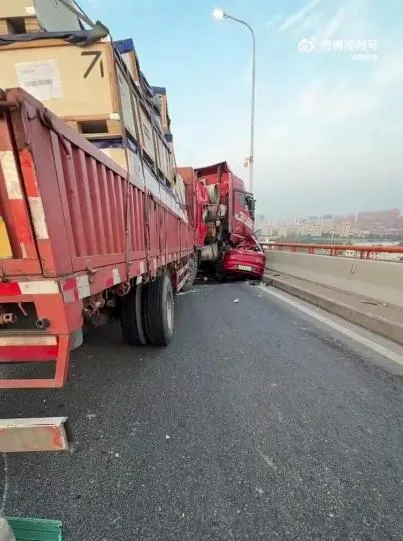 一輛紅色私家車被貨車撞向橋邊，車身遭嚴重擠壓。（圖／翻攝微博）