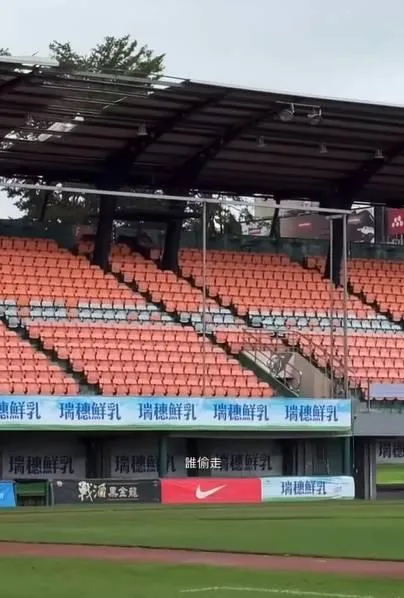 台南棒球場外野屋頂被掀翻。（圖／翻攝自周彥農IG）