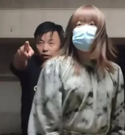 紅姐驚恐回頭看。（圖／翻攝Threads）