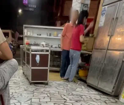 台南麻豆1間小吃店遭爆霸凌,目擊民眾拍到老闆揮手要打老闆娘。(圖/網友_agar2023授權提供)