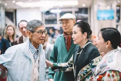 劉洵(左)致力於粵劇教育工作。(圖/翻攝微博)