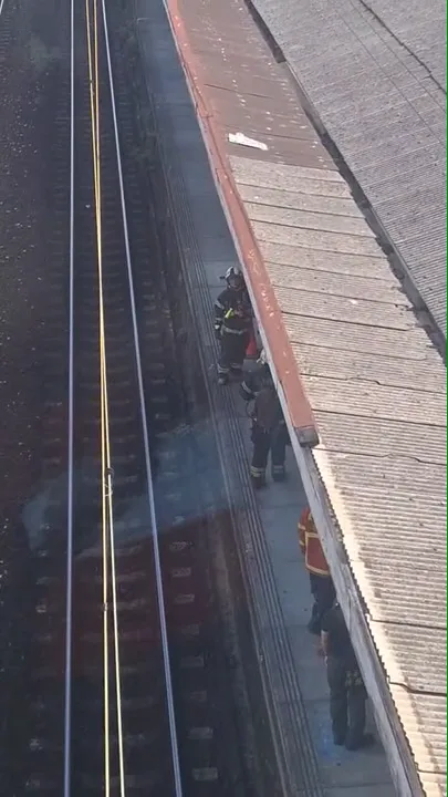 消防車輛與救援人員抵達現場後,迅速建立警戒區域並展開排查。(圖/中天新聞)