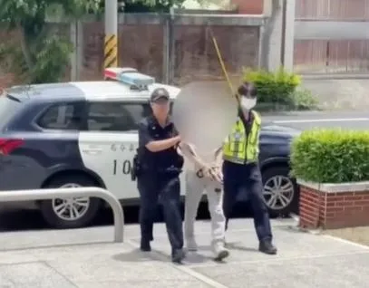台中鍾姓男子開保時捷到苗栗找姦夫未果,怒撞2戶大門遭法辦。(圖/翻攝畫面)