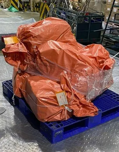 越南、寮國毒梟，利用樹脂藝術燈座底座夾藏海洛因磚，企圖走私入境，被專案小組查獲攔截。（圖／橋頭地檢署提供）