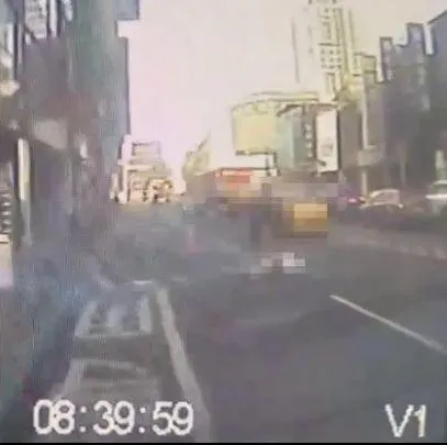 警消趕抵畫面。(圖/翻攝畫面)