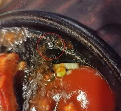 台南有家長帶孩子到牛排店用餐，竟吃到發黑的螺絲。（圖／翻攝自爆料公社）