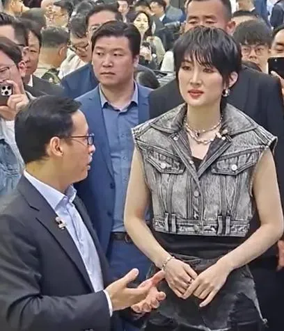 華為二公主姚安娜現身上海車展。（圖/翻攝新浪微博）